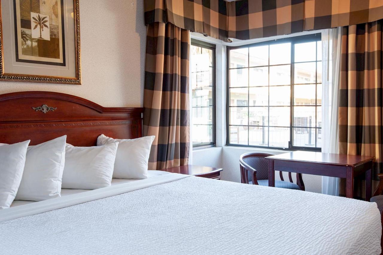 Studio City Court Yard Hotel Екстер'єр фото