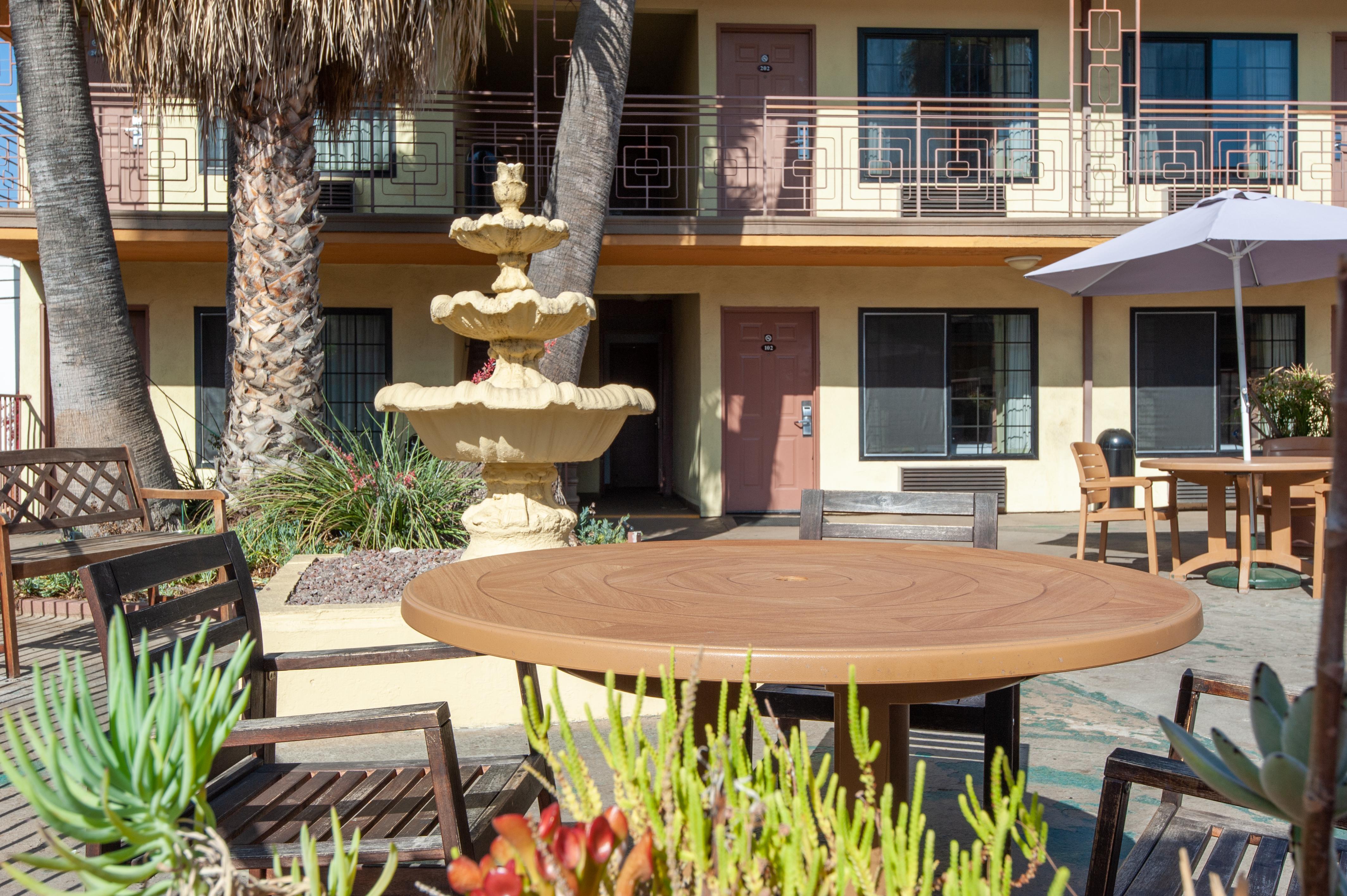 Studio City Court Yard Hotel Екстер'єр фото
