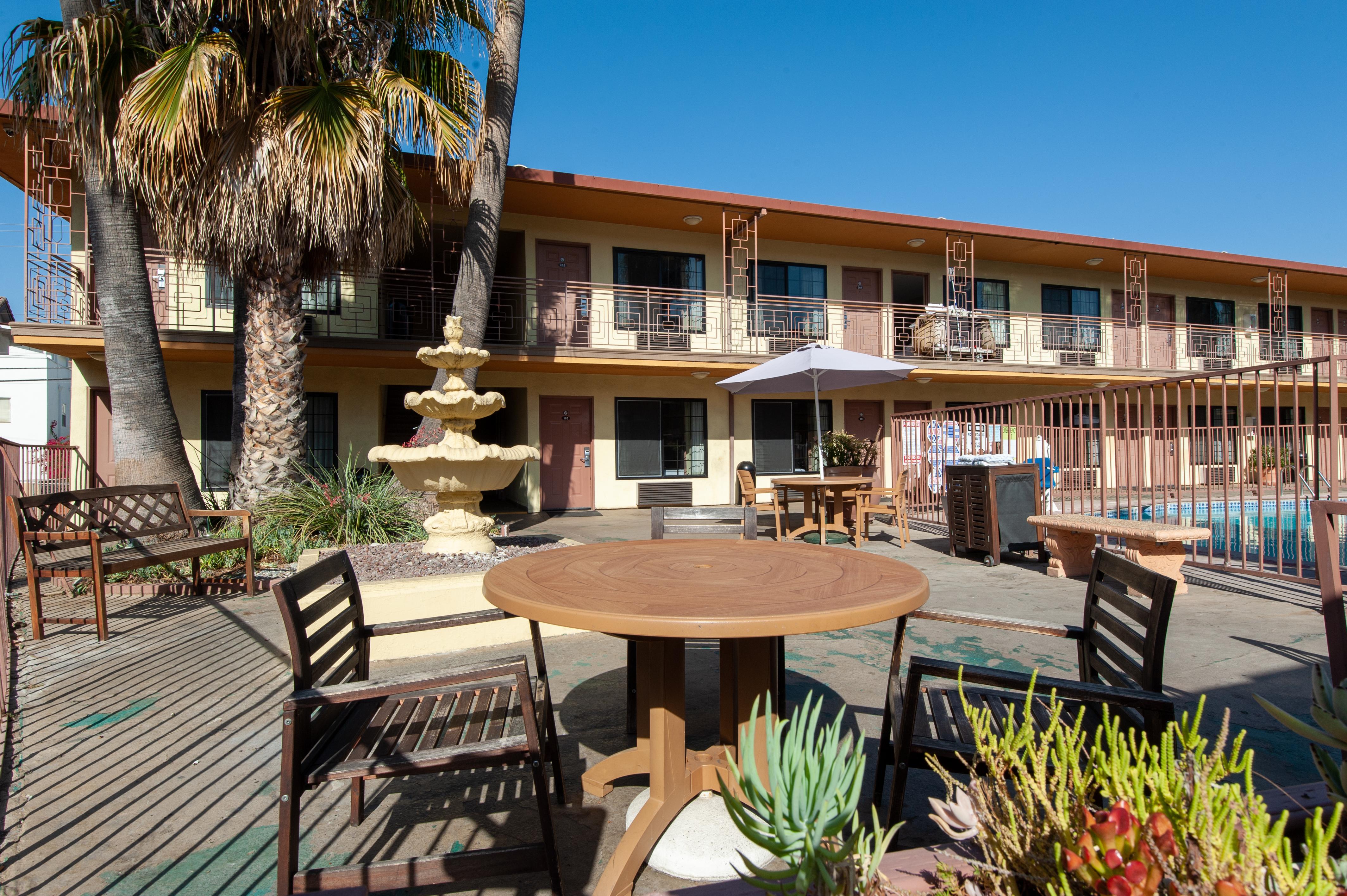 Studio City Court Yard Hotel Екстер'єр фото