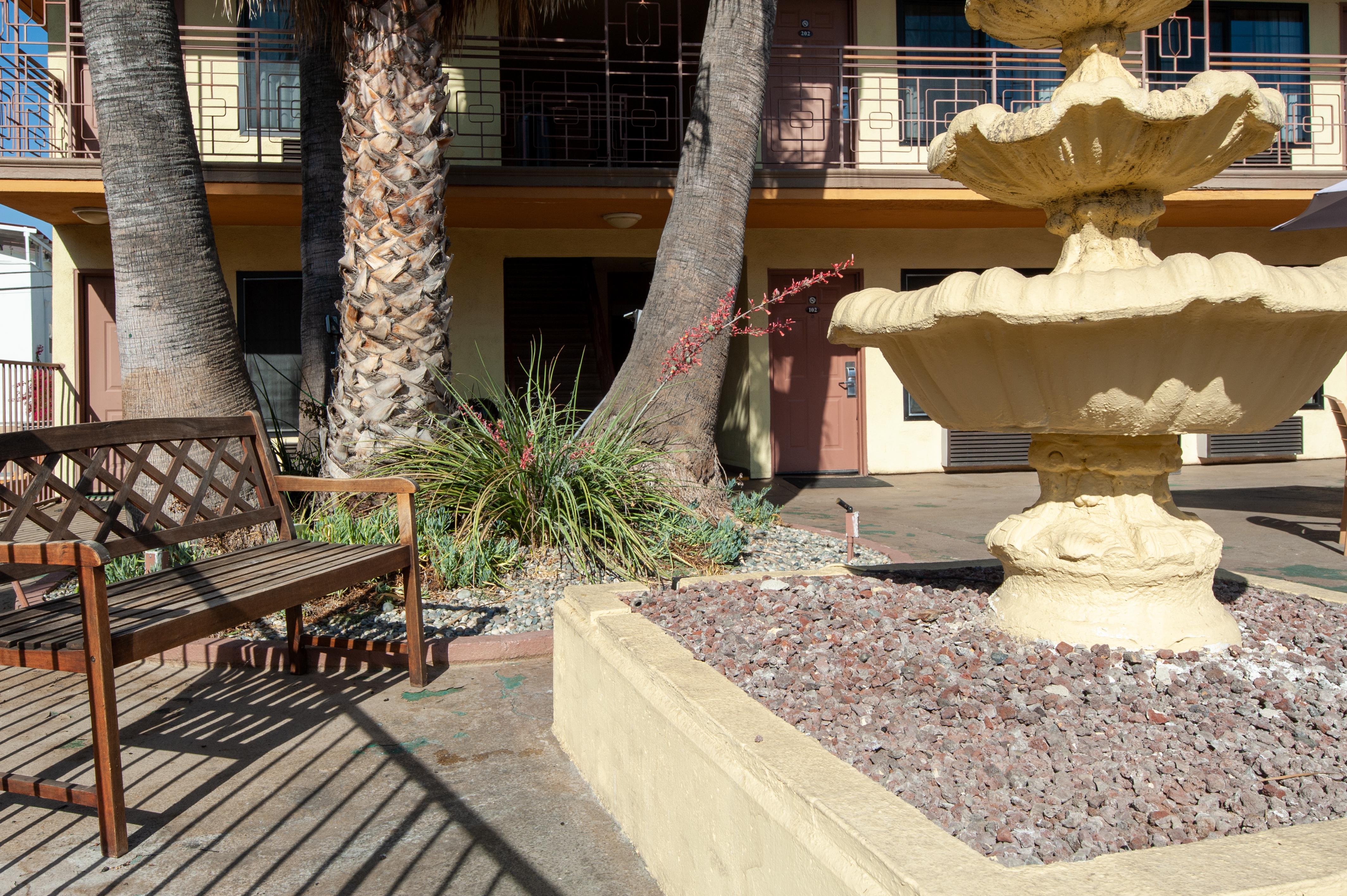 Studio City Court Yard Hotel Екстер'єр фото
