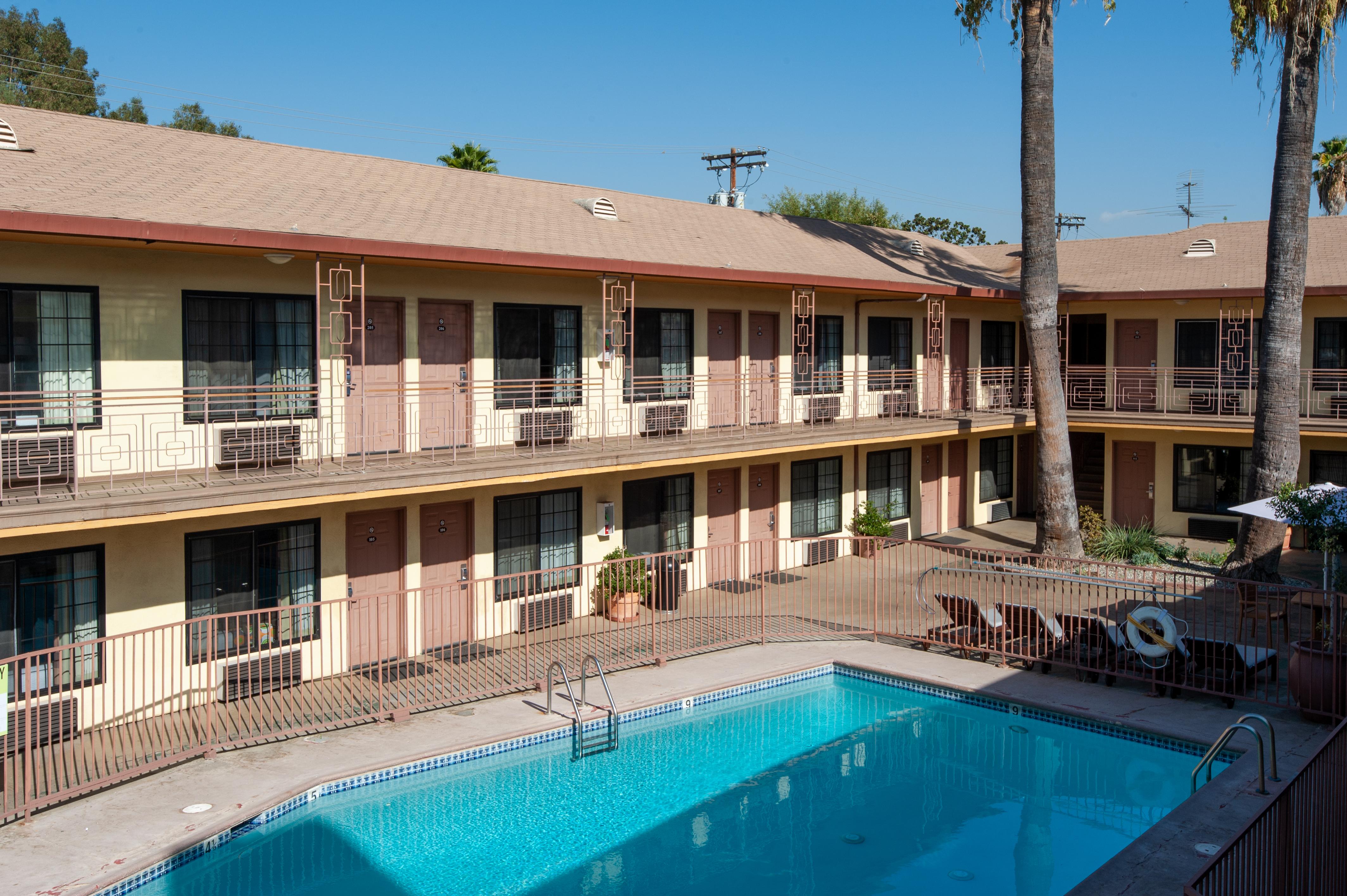 Studio City Court Yard Hotel Екстер'єр фото