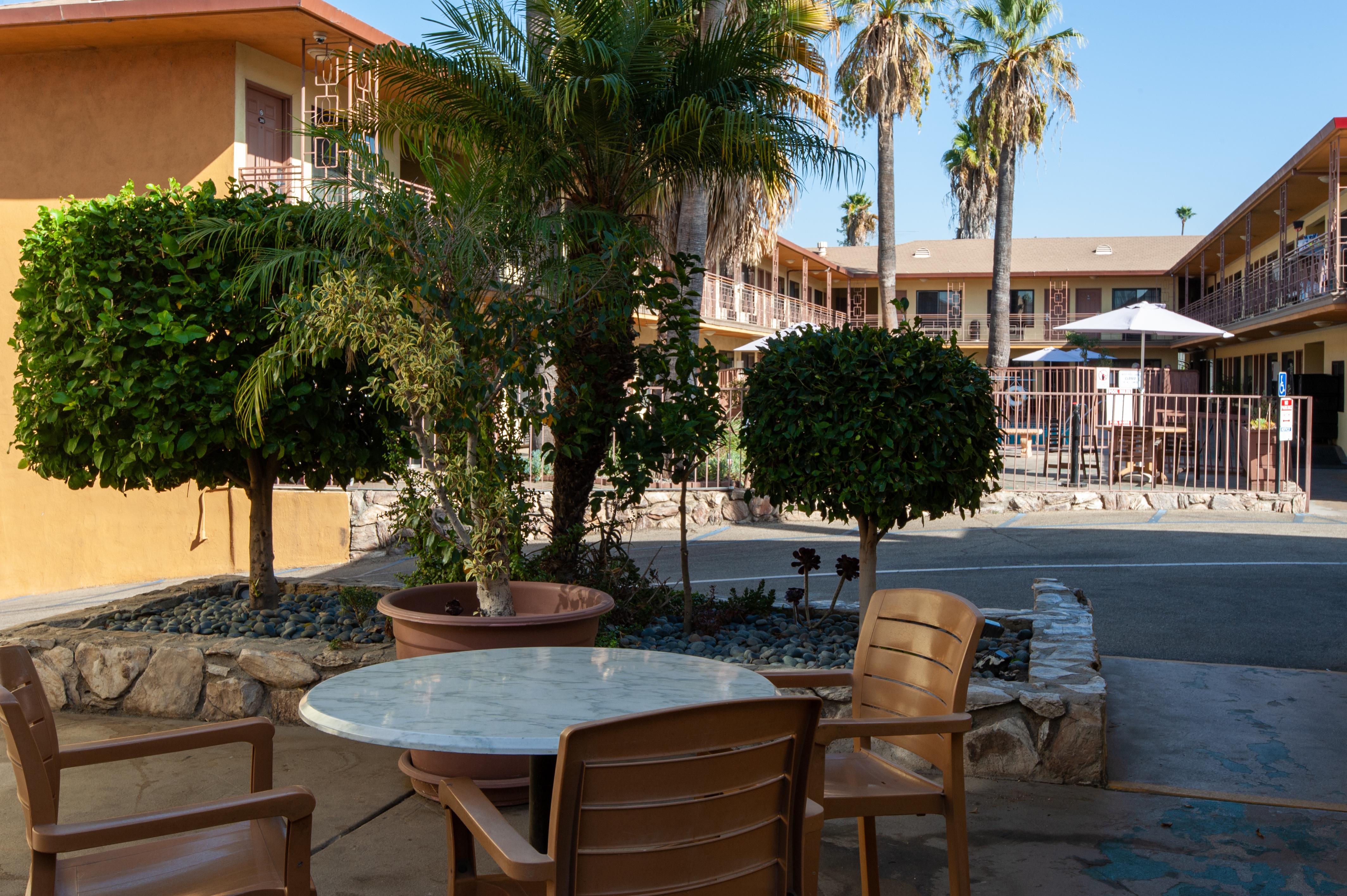 Studio City Court Yard Hotel Екстер'єр фото