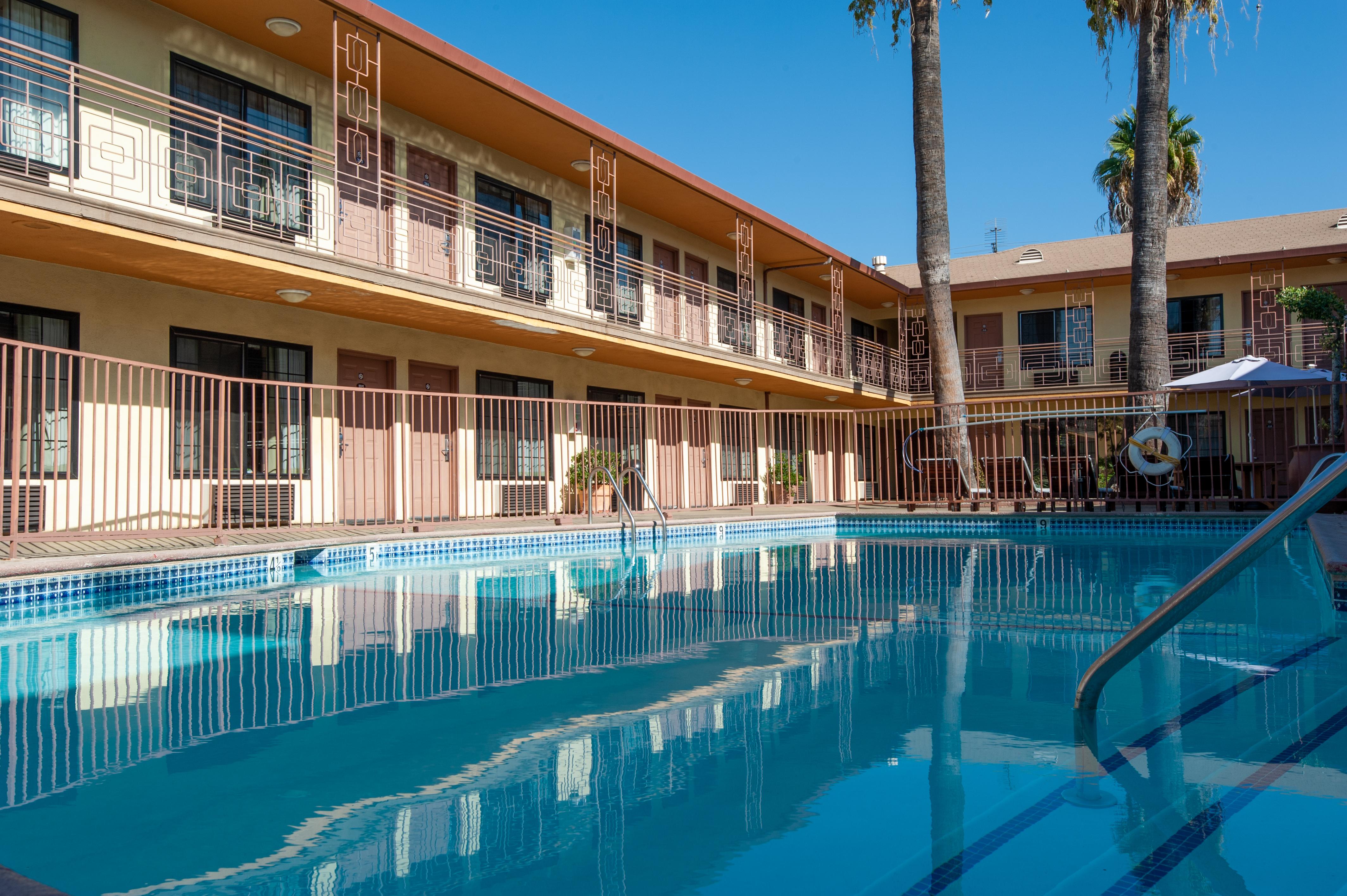 Studio City Court Yard Hotel Екстер'єр фото