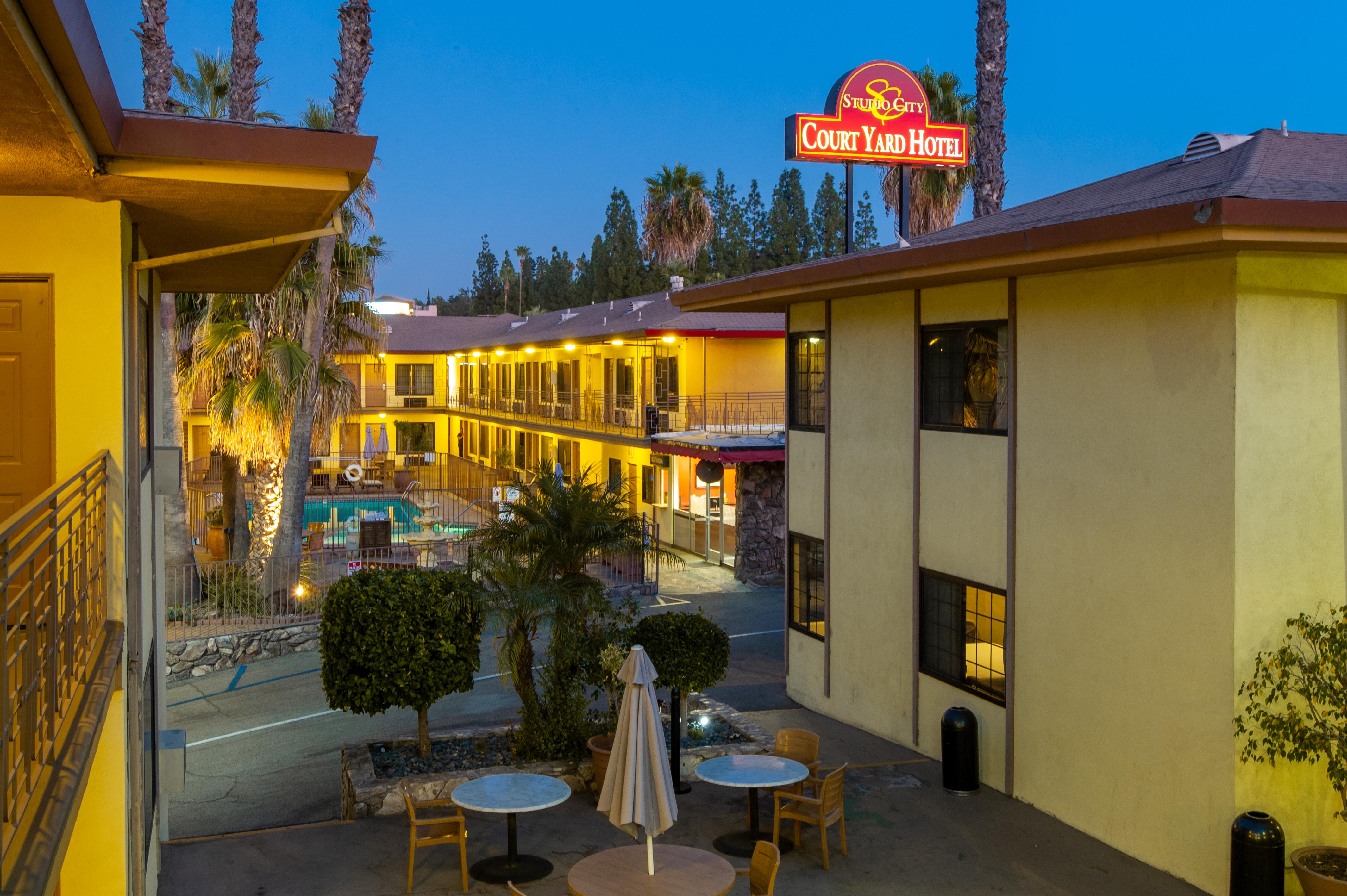 Studio City Court Yard Hotel Екстер'єр фото