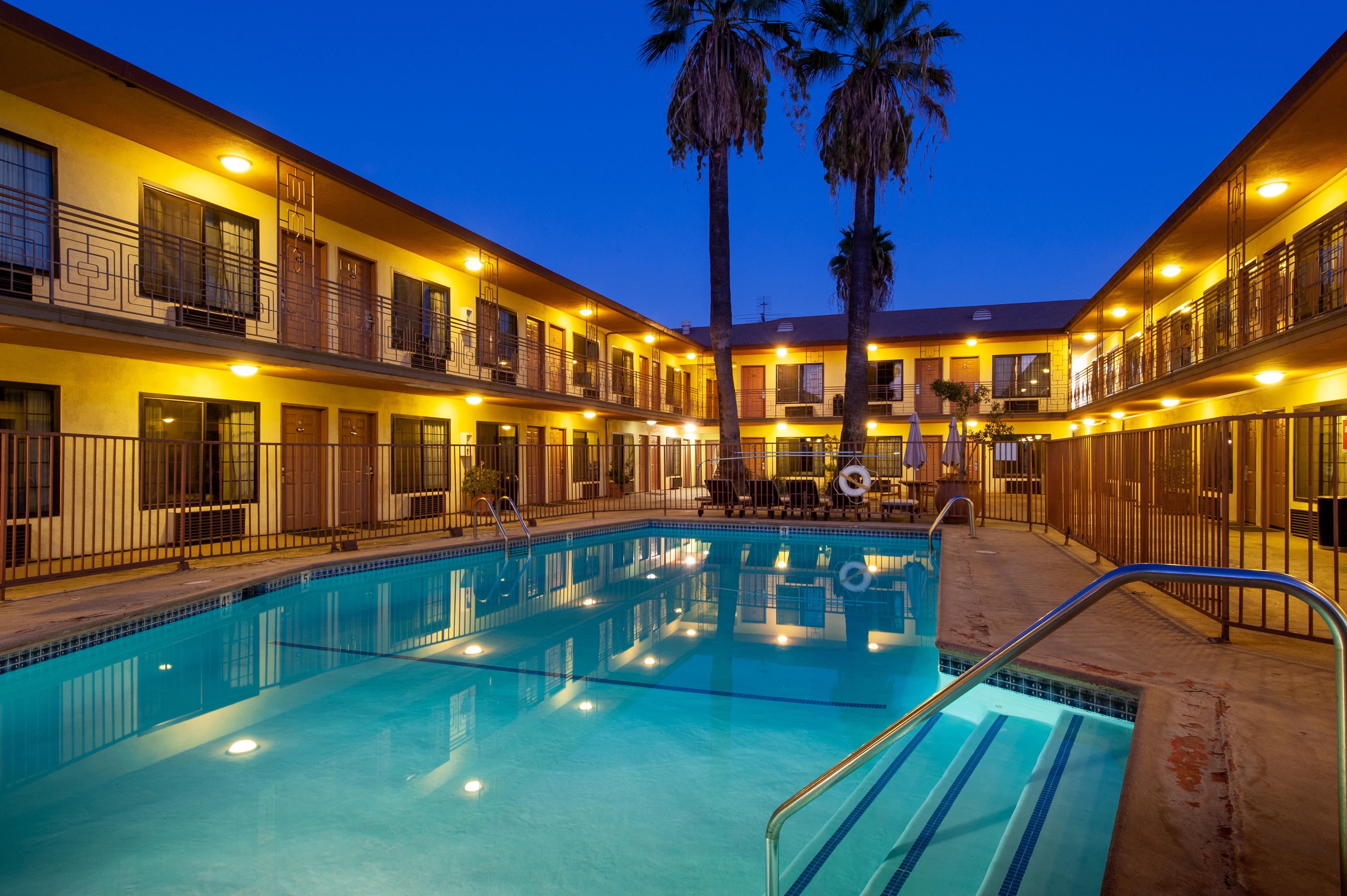 Studio City Court Yard Hotel Екстер'єр фото